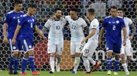 Lionel Messi mencetak gol untuk Argentina ke gawang Paraguay lewat tendangan penalti. (AFP/Douglas Magno)