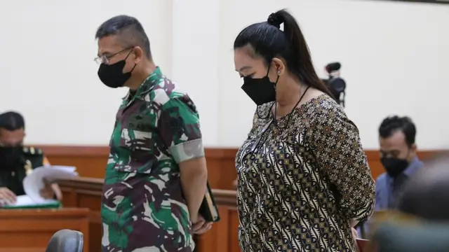 Terdakwa kasus dugaan korupsi dana Tabungan Wajib Perumahan Angkatan Darat (TWP AD), Brigjen TNI Yus Adi Kamrullah dan Ni Putu Purnamasari.