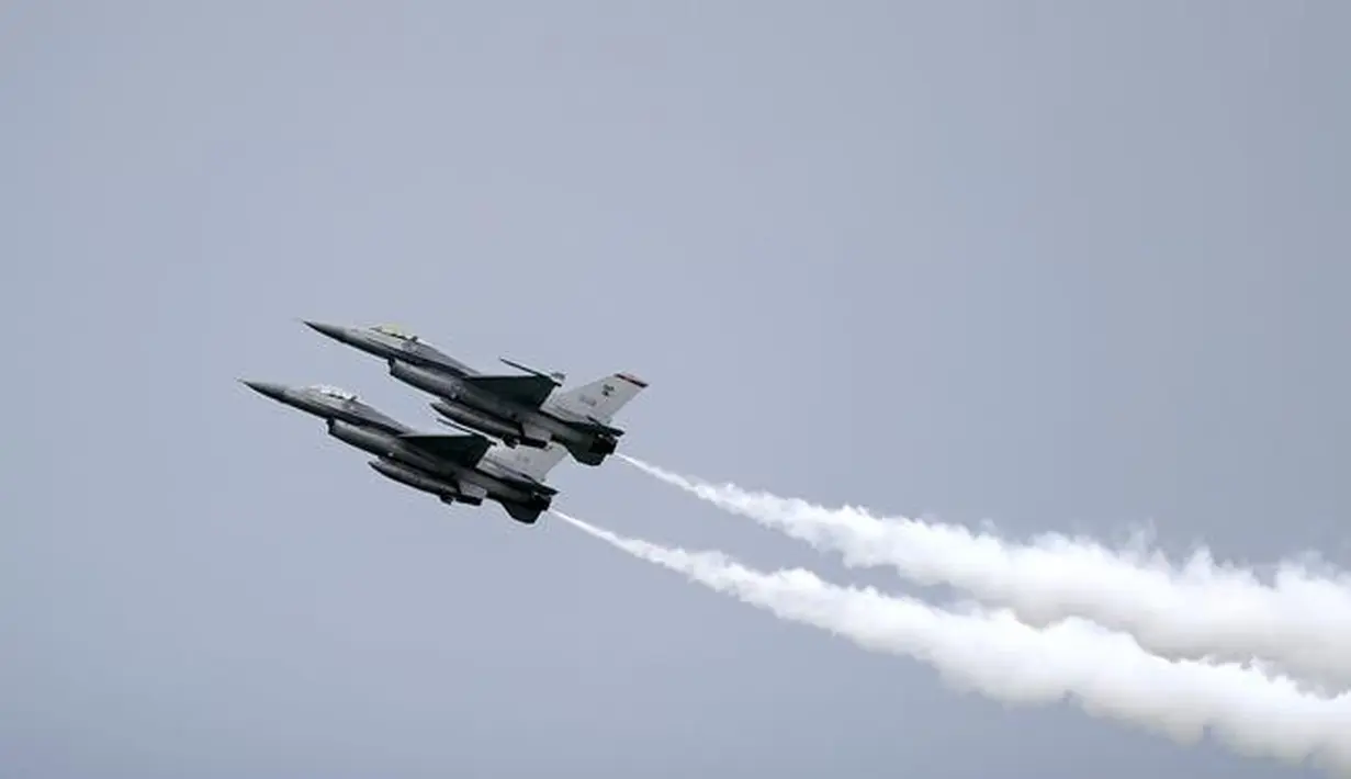 Suasana saat dua jet tempur F-16 Angkatan Udara Singapura bermanuver di udara jelang Singapore Airshow 2018, Jumat (2/2). Singapore Airshow 2018 dijadwalkan diadakan pada tanggal 6-11 Februari 2018. (AP Photo / Wong Maye-E)