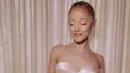 <p>Ariana Grande tampil dengan gaun unik dan manis, dengan taburan kristal.</p>