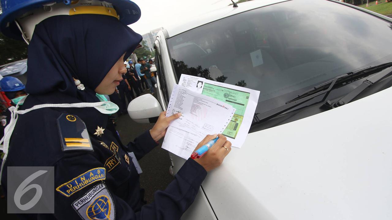 20160815-Ratusan-Taksi-Online-Uji-KIR-di-Monas-Jakarta-IA