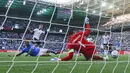 Pemain Jerman Joshua Kimmich mencetak gol ke gawang Italia pada pertandingan sepak bola UEFA Nations League di Moenchengladbach, Jerman, 14 Juni 2022. Jerman mengalahkan Italia 5-2. (AP Photo/Martin Meissner)