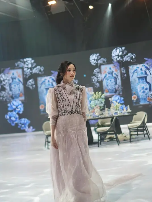 Aksen kerut juga hadir di bagian pinggang dengan motif bordir hitam yang mencolok [@bebytsabina]