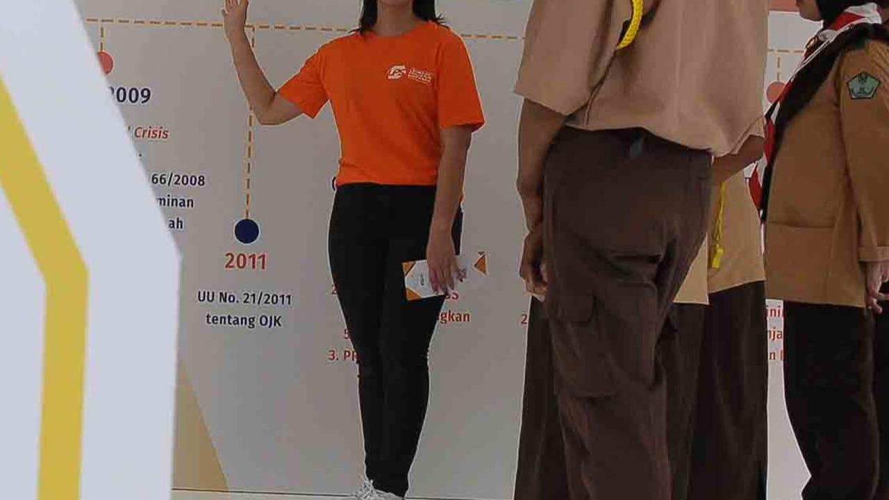 Peserta pramuka mendengarkan pengarah di depan bot Lembaga Penjamin Simpanan (LPS) pada acara Raimuna Nasional (Rainas) XII Tahun 2023 di Buperta, Jakarta Minggu (20/8/2023).