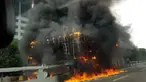 Gardu tol Pejompongan di Jalan Gatot Subroto, Jakarta Pusat, terbakar. Sebanyak 12 unit mobil pemadam kebakaran dikerahkan ke lokasi kejadian.