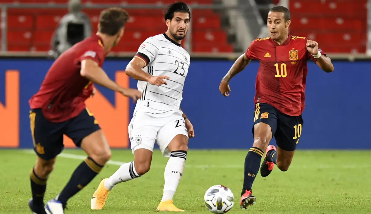Gelandang Jerman, Emre Can, berebut bola dengan gelandang Spanyol, Thiago Alcantara, pada laga Nation League di Mercedes-Benz Arena, Berlin, Jumat (4/9/2020) dini hari WIB. Jerman bermain imbang 1-1 atas Spanyol. (AFP/Thomas Kienzle)