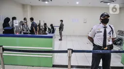 Calon penumpang melewati proses pemeriksaan dokumen dan Surat Izin Keluar Masuk (SIKM) sebelum keberangkatan di Terminal Pulogebang, Jakarta, Senin (10/5/2021). Pemberlakuan larangan mudik dan syarat wajib memiliki SIKM menyebabkan jumlah penumpang merosot drastis. (merdeka.com/Iqbal S Nugroho)