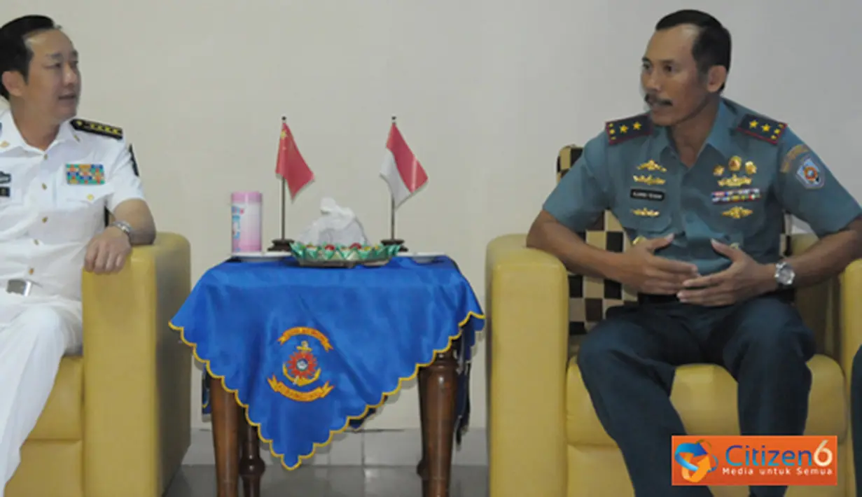 Citizen6, Surabaya: Dankobangdikal Laksda TNI Djoko Teguh Wahojo menerima kunjungan resmi  Gubernur Akademi Angkatan Laut China, Senior Captain Jiang Guoping di Loby Utama Gedung Mako Ki Hadjar Dewantara, Selasa (4/9). (Pengirim: Penkobangdikal).