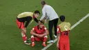 Kekecewaan dan kesedihan pun tak dapat ditutupi ketika laga usai. Sang arsitek, Paulo Bento pun langsung memasuki lapangan untuk menenangkan para pemainnya. (AP Photo/Ebrahim Noroozi)