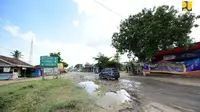 Presiden Joko Widodo dan Menteri Pekerjaan Umum dan Perumahan Rakyat (PUPR) Basuki Hadimuljono melihat beberapa ruas jalan rusak di Lampung. (Dok Kementerian PUPR)