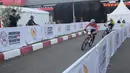 Pembalap Singapura, Riyadh Hakim, saat beraksi di UCI MTB Eliminator World Cup 2024 yang digelar di Sirkuit SG 1973, Palangka Raya, Minggu (19/5/2024). (Bola.com/Ade Yusuf Satria)