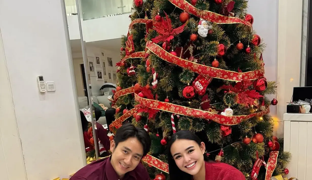 Natal pertama sebagai pasutri, Amanda Manopo dan Kenny Austin kompak kenakan atasan merah. Tak hanya mereka berdua, kedua anabul pun juga ikut mengenakan busana serba merah untuk merayakan Natal [@amandamanopo]