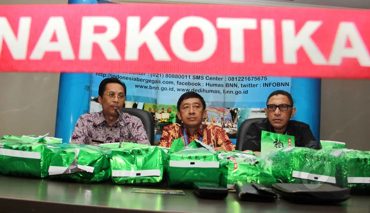 Humas Badan Narkotika Nasional (BNN) melakukan konferensi pers di gedung BNN, Jakarta, Jumat (20/3/2015). BNN menyita barang bukti berupa 25,25 kg sabu.(Liputan6.com/Helmi Afandi)