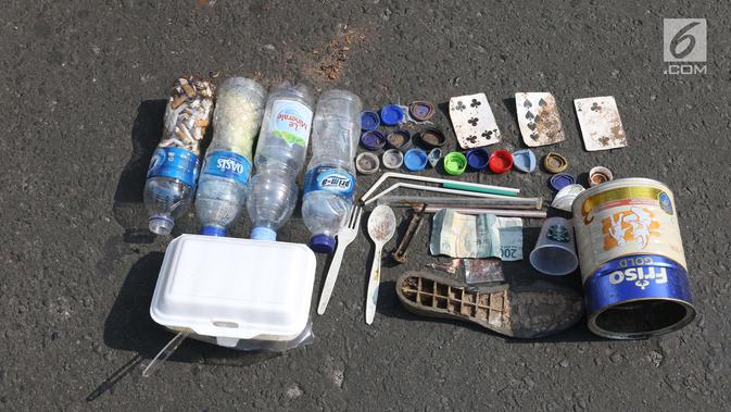 Sampah plastik yang dikumpul oleh relawan dalam gerakan bersih sampah plastik di kawasan Car Free Day, Jakarta, Minggu (21/10). Gerakan tersebut untuk meningkatkan kesadaran masyarakat mengenai ancaman sampah plastik bagi Bumi. (Liputan6.com/Angga Yuniar)