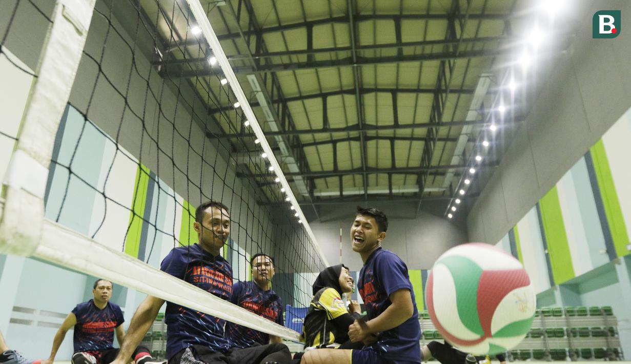 Atlet bola voli duduk Indonesia saat berlatih di Gelora Bung Karno Arena, Jakarta, Kamis (27/9/2018). Latihan tersebut untuk persiapan jelang Asian Para Games 2018. (Bola.com/M Iqbal Ichsan)