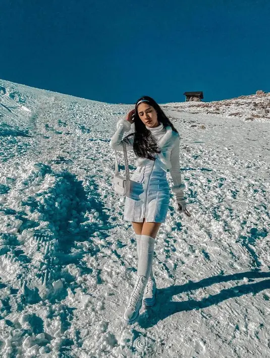 <p>Di usianya yang sudah 23 tahun, Latisa tumbuh jadi perempuan yang cantik menawan. [Foto: instagram.com/latisamauraa]</p>