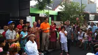 Bakal calon gubernur DKI Sandiaga Uno menyambangi warga Senen, Jakarta Pusat, Jumat (6/5/2016). (Liputan6.com/Audrey Santoso)