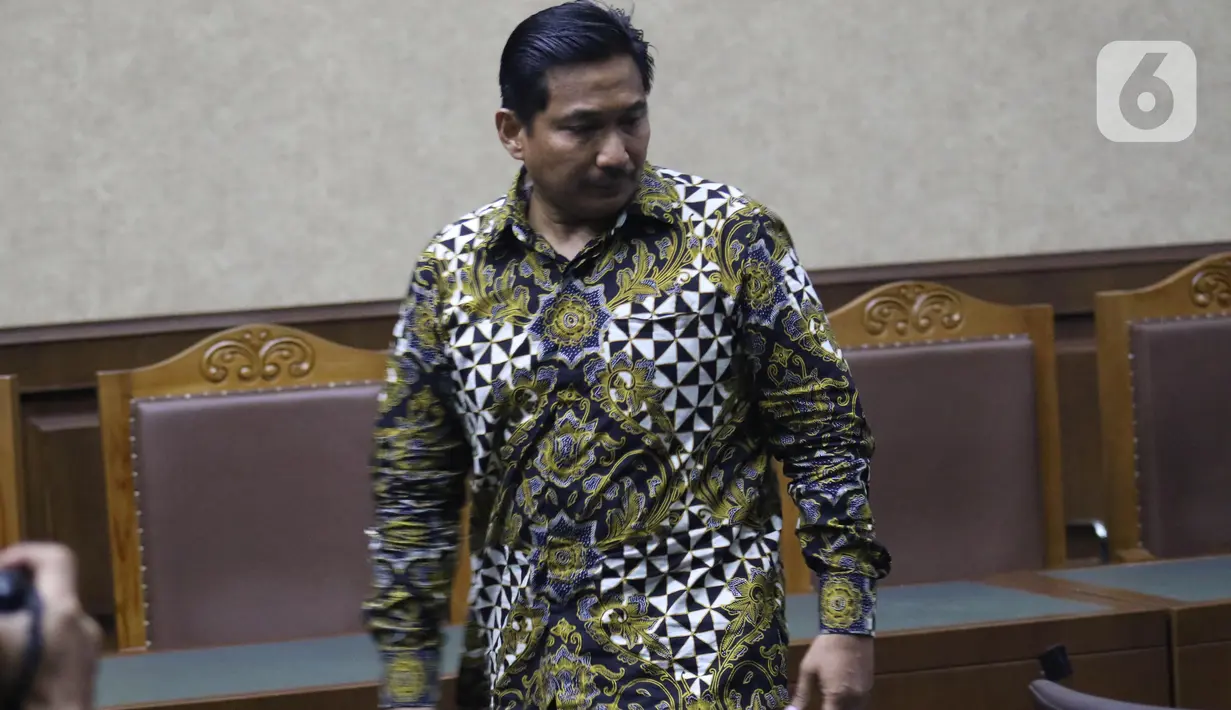Terdakwa penerima gratifikasi terkait kerjasama jasa pelayaran, Bowo Sidik Pangarso usai menjalani sidang pembacaan putusan di Pengadilan Tipikor Jakarta, Rabu (4/12/2019). Bowo divonis 5 tahun penjara dan denda Rp 250 juta subsider 4 bulan kurungan. (Liputan6.com/Helmi Fithriansyah)