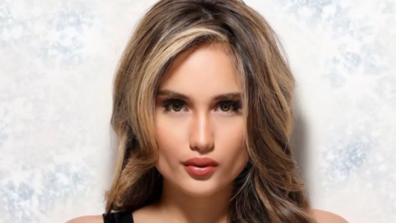 Manis Bikin Diabetes, Tampilan Cinta Laura dengan Lipstik Coklat Andalannya