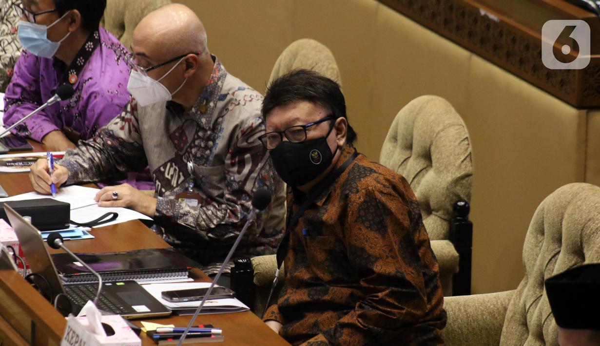 Menteri Pendayagunaan Aparatur Negara dan Reformasi Birokrasi Tjahjo Kumolo mengikuti rapat dengar pendapat dengan Komisi II DPR di Kompleks Parlemen, Jakarta, Kamis (7/4/2022). Rapat membahas evaluasi pelaksanaan program dan anggaran tahun 2021. (Liputan6.com/Angga Yuniar)