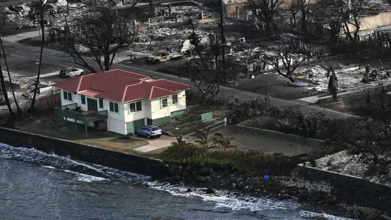 Rumah Beratap Merah Maui
