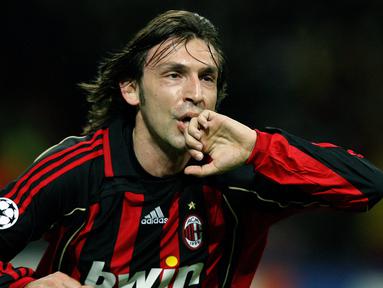 Andrea Pirlo - Mantan pelatih Juventus ini berperan sentral mengantar AC Milan merengkuh trofi Liga Champions pada 2003 dan 2007. Pirlo merupakan pemain tengah jenius dengan kemampuan mendribel bola serta umpan-umpan berkelas yang memanjakan penyerang AC Milan kala itu. (AFP/Paco Serinelli)