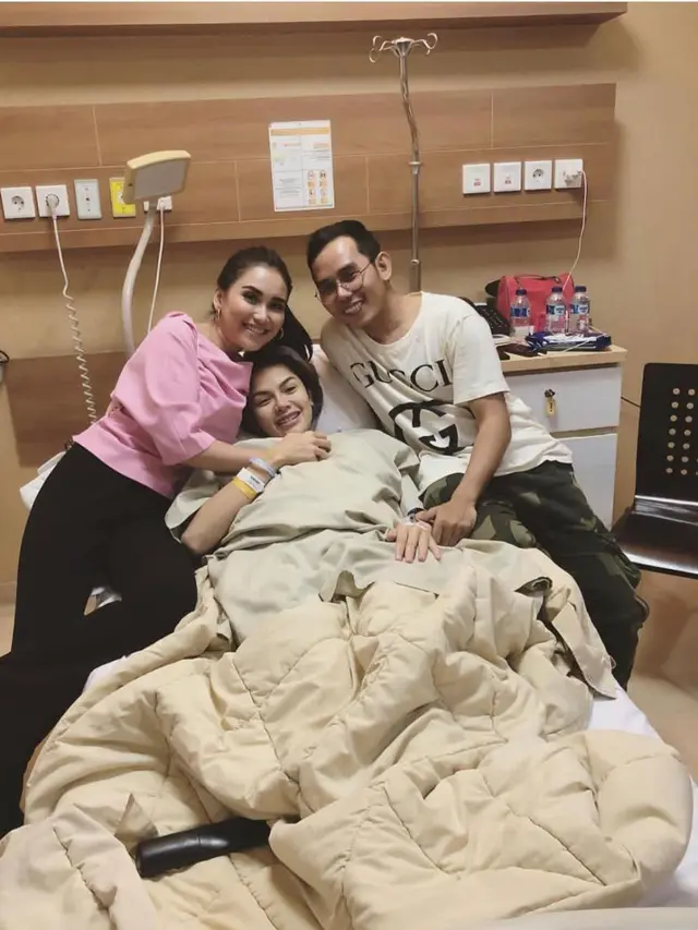 Potret Kedekatan Nikita Mirzani dan Penata Rambutnya, Bak Kakak Adik