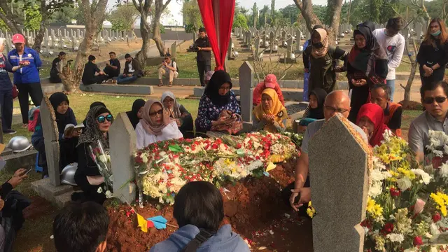 Warga beramai-ramai menyambangi makam Presiden ke-3 RI BJ Habibie di TMP Kalibata.