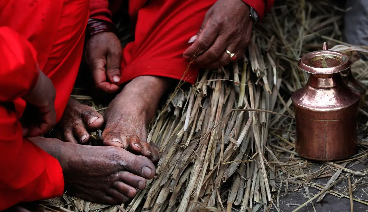 Sejumlah wanita Hindu Nepal beristirahat setelah mengikuti upacara Madhav Narayan di Kathmandu, Nepal (27/1). Bagi perempuan yang belum menikah, mereka berdoa agar segera mendapat pasangan. (AP Photo/Niranjan Shrestha)