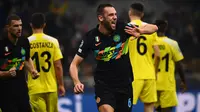 Stefan de Vrij. Bek tengah Belanda berusia 30 tahun yang kini memasuki musim ke-4 bersama Inter Milan ini nilai pasarnya menurun 10 juta euro dari 45 juta euro menjadi 35 juta euro. Musim ini ia telah tampil 31 laga di semua ajang dengan mencetak 1 gol. (AFP/Marco Bertorello)