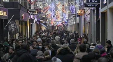 Kerumunan orang memadati jalan pada Sabtu terakhir sebelum Natal di Amsterdam, Sabtu (18/12/2021). Pemerintah Belanda akan melakukan penguncian ketat atau lockdown selama periode Natal dan Tahun Baru untuk mencoba menahan varian covid-19 Omicron yang sangat menular. (AP Photo/Peter Dejong)