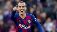 Penyerang Barcelona, Antoine Griezmann, melakukan selebrasi usai membobol gawang Deportivo Alaves pada laga La Liga 2019 di Stadion Camp Nou, Sabtu (21/12). Barcelona menang 4-1 atas Deportivo Alaves. (AP/Joan Monfort)