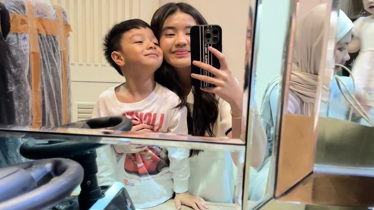 Kompaknya 2 Putri Haldy Sabri Foto Bareng Anak-Anak Irish Bella, Pose Gemas dengan Adik Sambung