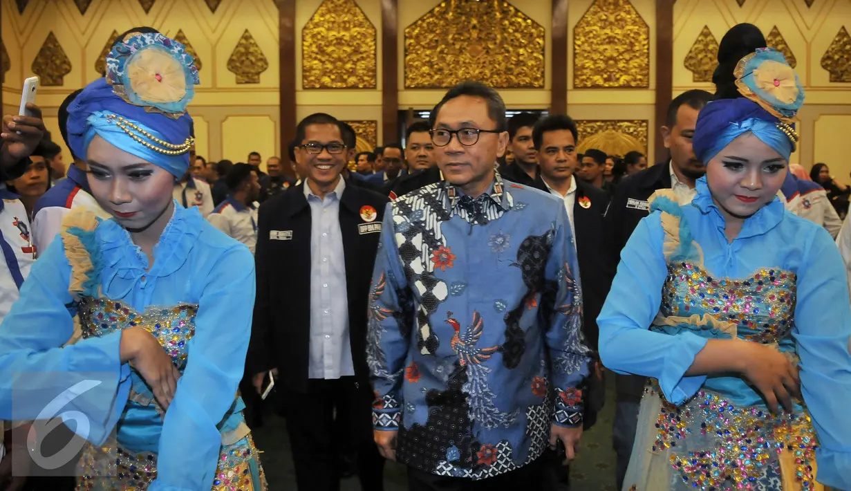 Ketua Umum PAN, Zulkifli Hasan saat tiba di acara pembukaan Rapimnas BM PAN 2016, Jakarta, Jumat (8/4). Agenda Rapimnas tersebut untuk memilih  Ketua Umum BM PAN yang baru. (Liputan6.com/Johan Tallo)