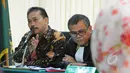 Raja Bonaran (kiri) sempat memprotes kesaksian Tomson Situmeang karena berpotensi melanggar UU Advokat terkait hubungan Pengacara-Klien, Pengadilan Tipikor, Jakarta, Senin (30/3/2015). (Liputan6.com/Herman Zakharia)