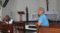 Dua eks tapol beribadah d Gereja Argosari Kutai Kertanegara, Kaltim. (Liputan6.com/ Abelda Gunawan)