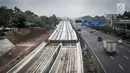 Suasana pembangunan proyek Light Rail Transit (LRT) di sisi jalan Tol Jagorawi, kawasan Cibubur, Jakarta, Jumat (2/6). Pembangunan LRT Jabodebek koridor Cawang-Cibubur sudah mencapai 25 persen dan ditarget rampung pada 2019. (Liputan6.com/Faizal Fanani)
