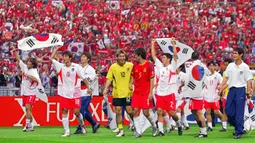 Korea Selatan. Pada Piala Dunia edisi 2002 di Jepang dan Korea Selatan, Timnas Spanyol juga tersingkir di babak perempatfinal. Tuan rumah Korea Selatan menjadi negara yang sukses menyingkirkan Spanyol di babak 8 besar Piala Dunia 2002 (22/6/2002) melalui adu tendangan penalti 5-3 setelah hingga babak perpanjangan waktu usai skor masih sama kuat 0-0. (AFP/Jimin Lai)