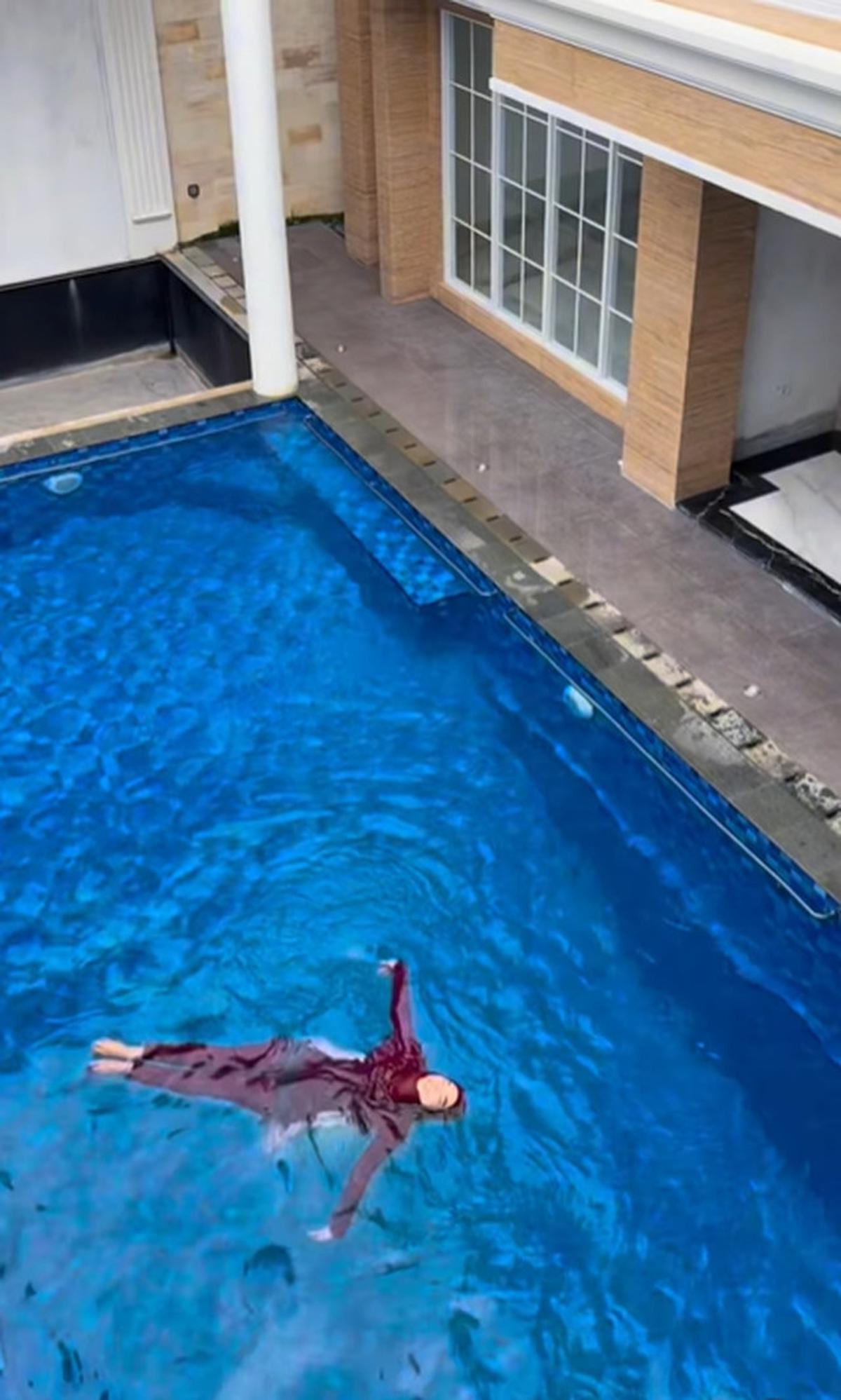 6 Potret Kolam Renang di Rumah Baru Ria Ricis, Dalamnya 5 Meter