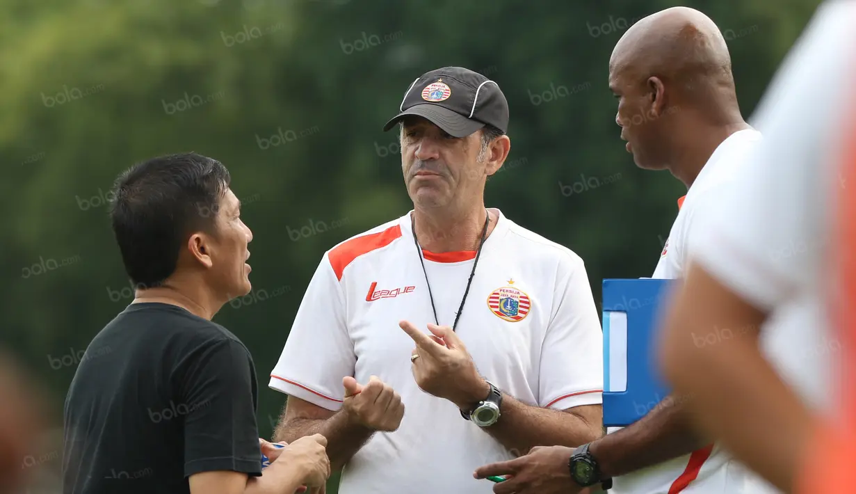 Pelatih Persija Jakarta, Paulo Camargo, berdiskusi dengan Presiden Persija, Ferry Paulus, saat laga uji coba melawan Villa 2000 di Lapangan POR Pelita Jaya, Sawangan, Sabtu (23/4/2016). (Bola.com/Nicklas Hanoatubun)