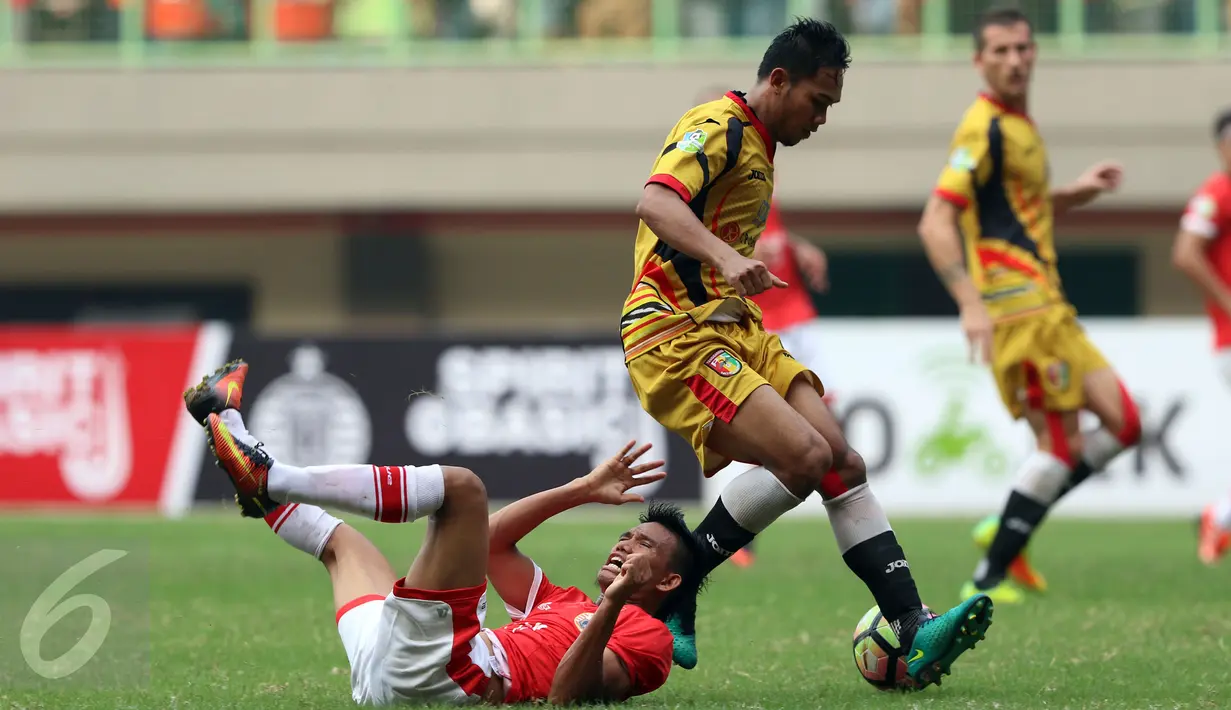Pemain Persija, Sandi Sutte (bawah) terjatuh saat laga melawan Mitra Kukar di lanjutan Liga 1 Indonesia di Stadion Patriot Candrabhaga, Bekasi, Minggu (14/5). Laga kedua tim berakhir imbang 1-1. (Liputan6.com/Helmi Fithriansyah)