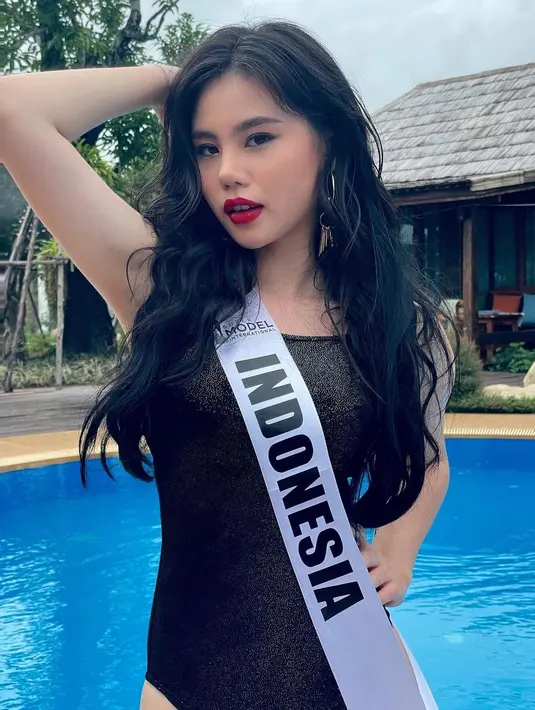 Bikini hitam satu potong lainnya juga terlihat dikenakan Zoe Levana, dengan rambut yang digerai dan lipstik merah menyala (Foto: Instagram @zoe_levana)