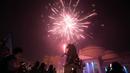 Banyak suporter turun ke jalan. Pesta kembang api tiada henti menghiasi langit di penjuru kota Naples. (AP Photo/Andrew Medichini)