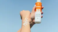 Jangan sampai kamu tidak menggunakan sunscreen sebab kulitmu akan rusak jika terkena paparan sinar UVA (Foto: Unsplash.com/ Onela Ymeri)