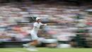 Petenis Inggris Raya, Andy Murray saat mengembaikan bola ke arah lawannya dari Kazakhstan, Alexander Bublik pada babak pertama Wimbledon 2017 di The All England Lawn Tennis Club, Wimbledon, London, (3/7/2017). AFP/Adrian Dennis)