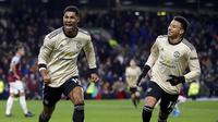 Pemain Manchester United Marcus Rashford (kiri) merayakan golnya ke gawang Burnley bersama Jesse Lingard pada pertandingan Liga Inggris di Turf Moor, Burnley, Inggris, Sabtu (28/12/2019). MU menang 2-0 dan melonjak ke posisi lima klasemen. (Martin Rickett/PA via AP)