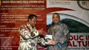 Anggota DPR RI Fraksi Partai Gerindra memberikan simbolis buku kepada Menteri Desa PDT Eko Putro Sandjojo (kanan) saat menghadiri bedah buku di Kompleks Parlemen, Senayan, Jakarta, (28/7). (Liputan6.com/Johan Tallo)