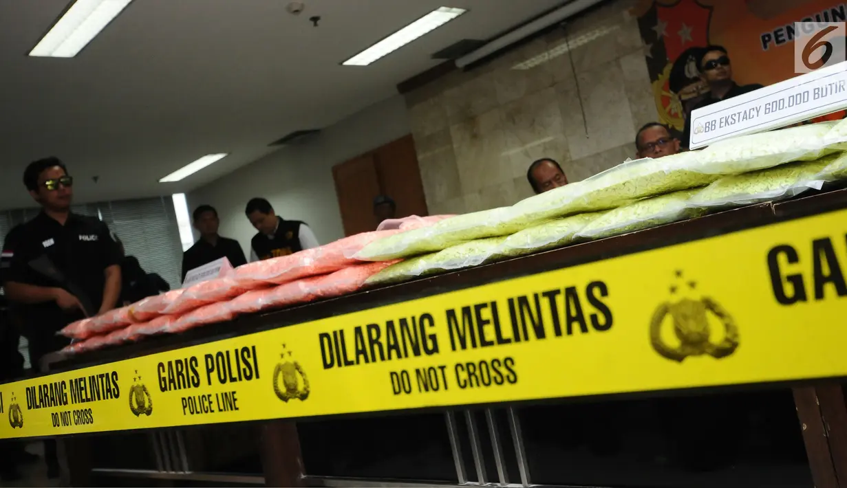 Tumpukan pil ekstasi diperlihatkan Dirtidpid Narkotika Bareskrim Polri saat rilis di Jakarta, Kamis (23/11). Dirtidpid Narkotika Bareskrim Polri menggagalkan penyelundupan 600 ribu butir ekstasi dari Belanda ke Jakarta. (Liputan6.com/Helmi Fithriansyah)