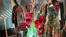 Dikemas dalam acara yang menarik, Amanda menghadirkan koleksi yang indah. Mengambil inspirasi batik Pekalongan untuk koleksi terbarunya, Amanda ingin menyampaikan makna dan filosofi yang terdapat di setiap helai kain batik. Batik tidak hanya bisa dilihat tetapi juga bisa dirasakan, proses pembuatannya yang rumit juga menjadi salah satu bentuk keindahan dari batik itu sendiri. [ Foto : Fimela.com ]