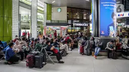 Calon penumpang menunggu keberangkatan kereta di Stasiun Gambir, Jakarta, Minggu (26/2/2023). Dengan kebijakan H-45 tersebut, diharapkan masyarakat dapat lebih leluasa merencanakan perjalanan pada momen arus mudik Lebaran. (Liputan6.com/Faizal Fanani)